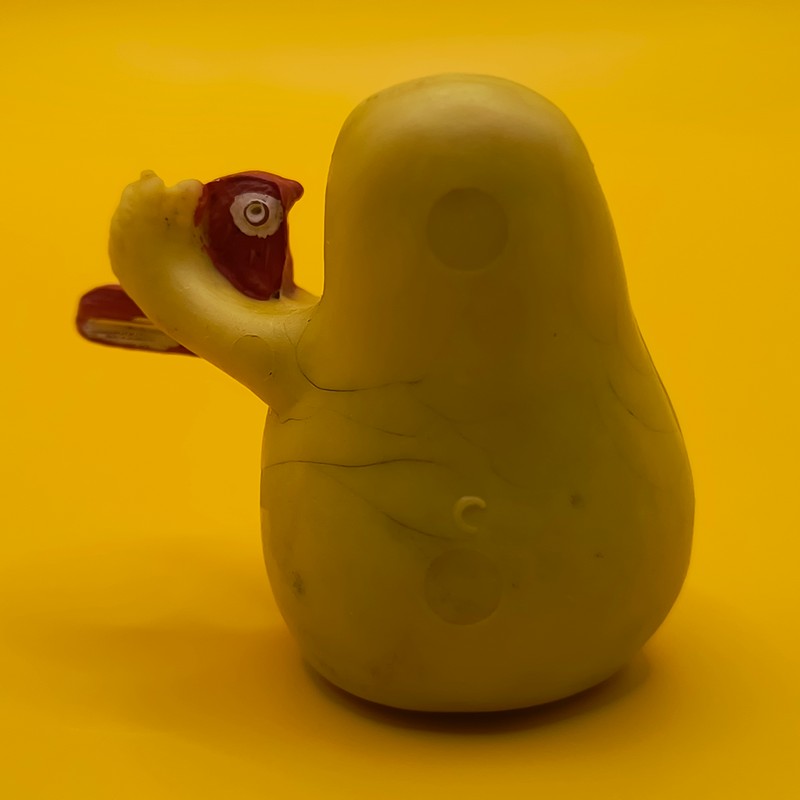 Vintage gul Barbabamse figur fra Barbapapa serien med en rød fugl i hænderne – Original retro samlerfigur.
