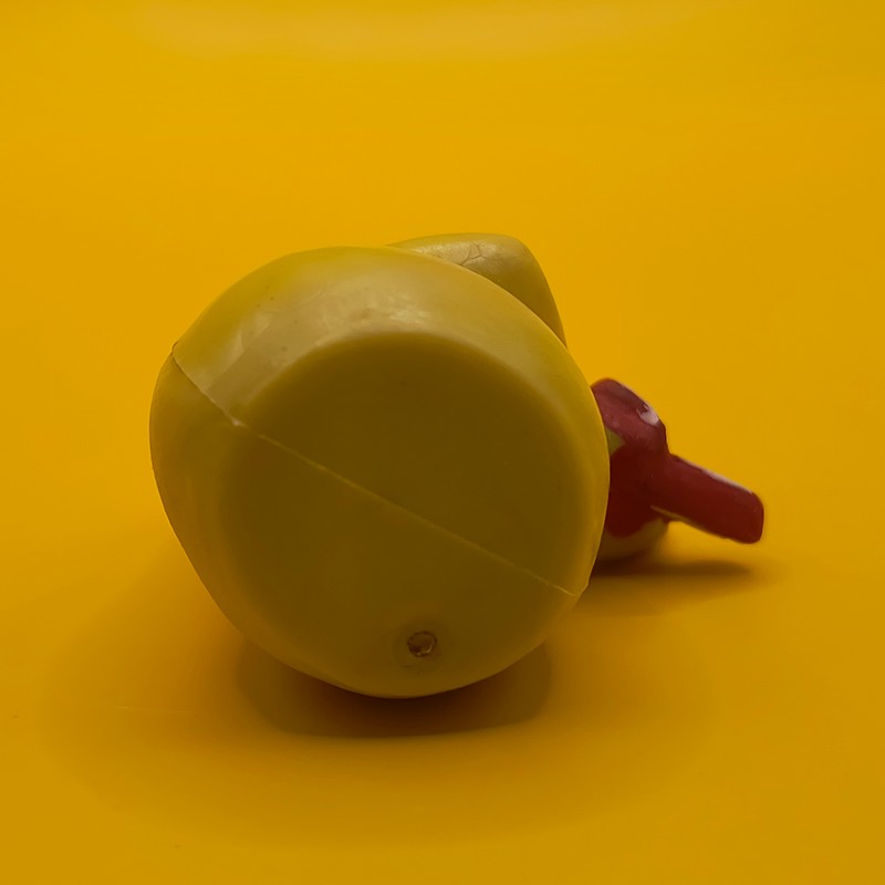 Vintage gul Barbabamse figur fra Barbapapa serien med en rød fugl i hænderne – Original retro samlerfigur.