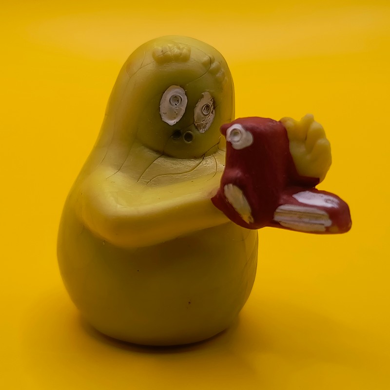 Vintage gul Barbabamse figur fra Barbapapa serien med en rød fugl i hænderne – Original retro samlerfigur.