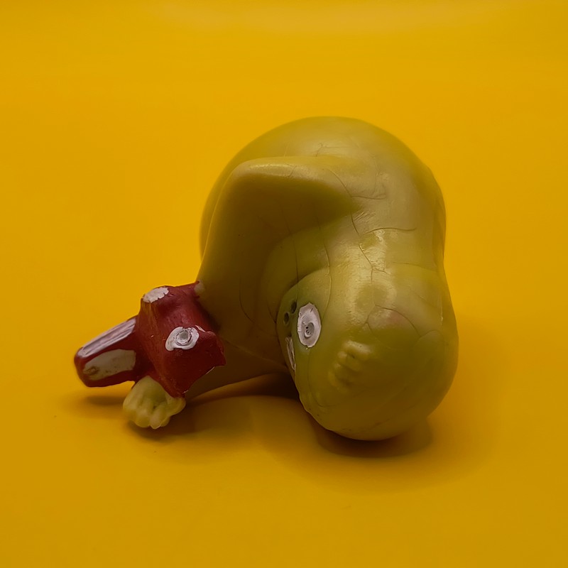 Vintage gul Barbabamse figur fra Barbapapa serien med en rød fugl i hænderne – Original retro samlerfigur.