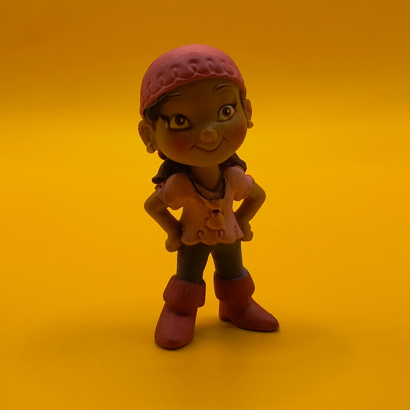 Bullyland Disney Jake og Piraterne Izzy figur – Original samlerfigur i god stand.