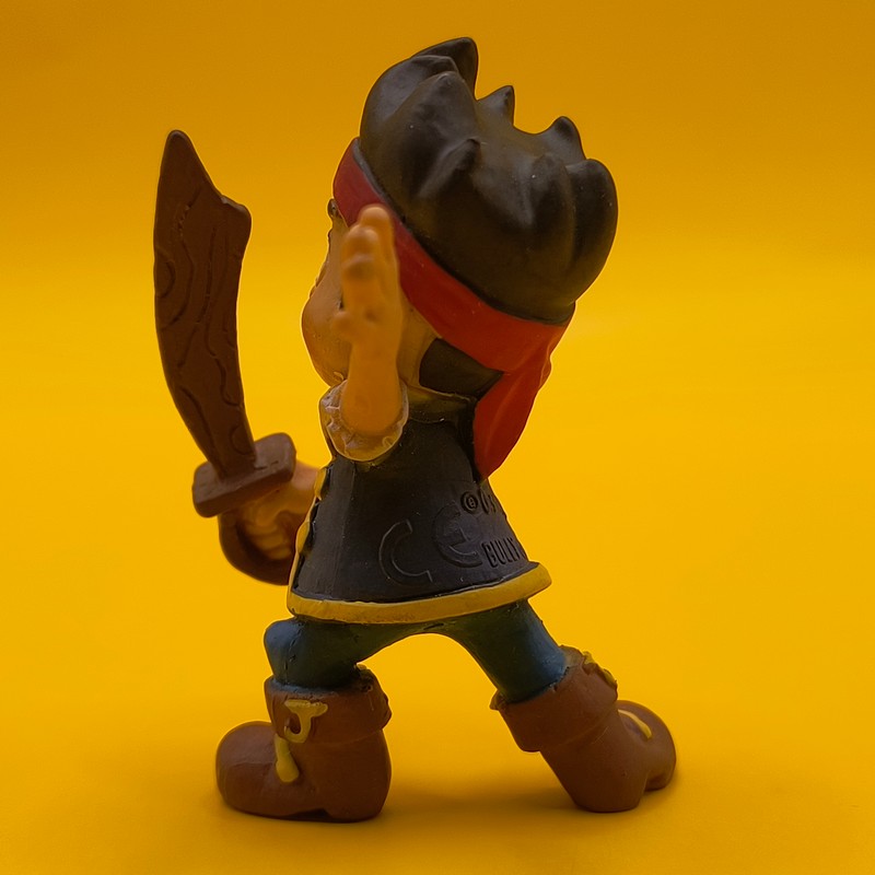 Bullyland Disney Jake og Piraterne Jake figur med sabel – Original samlerfigur i god stand.
