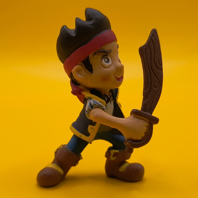 Bullyland Disney Jake og Piraterne Jake figur med sabel – Original samlerfigur i god stand.