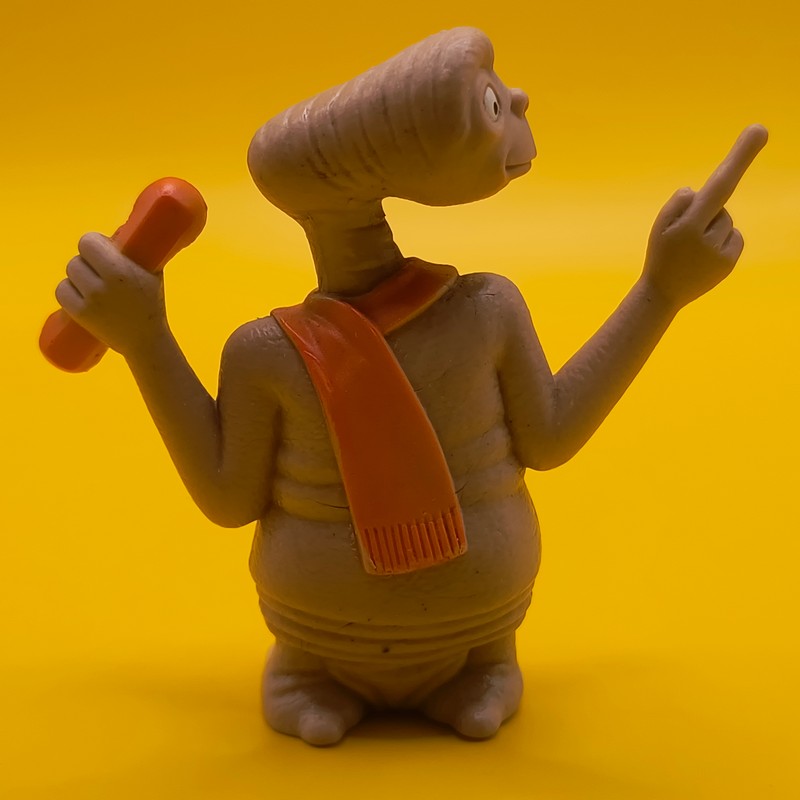 Vintage E.T. figur fra 1982 i Phone Home-positur med orange tørklæde – Original LJN samlerfigur.