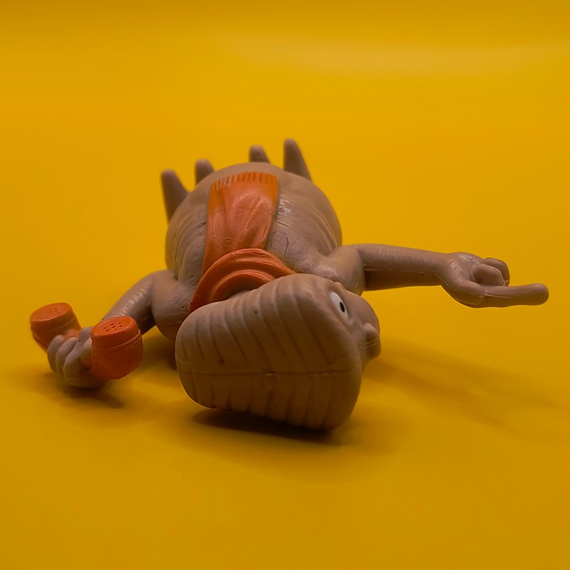 Vintage E.T. figur fra 1982 i Phone Home-positur med orange tørklæde – Original LJN samlerfigur.