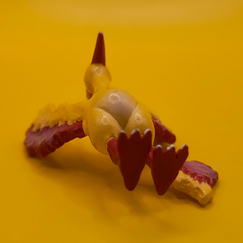 Vintage Pokémon Moltres figur fra Tomy (CGTSJ) – Original japansk samlerfigur i god stand.