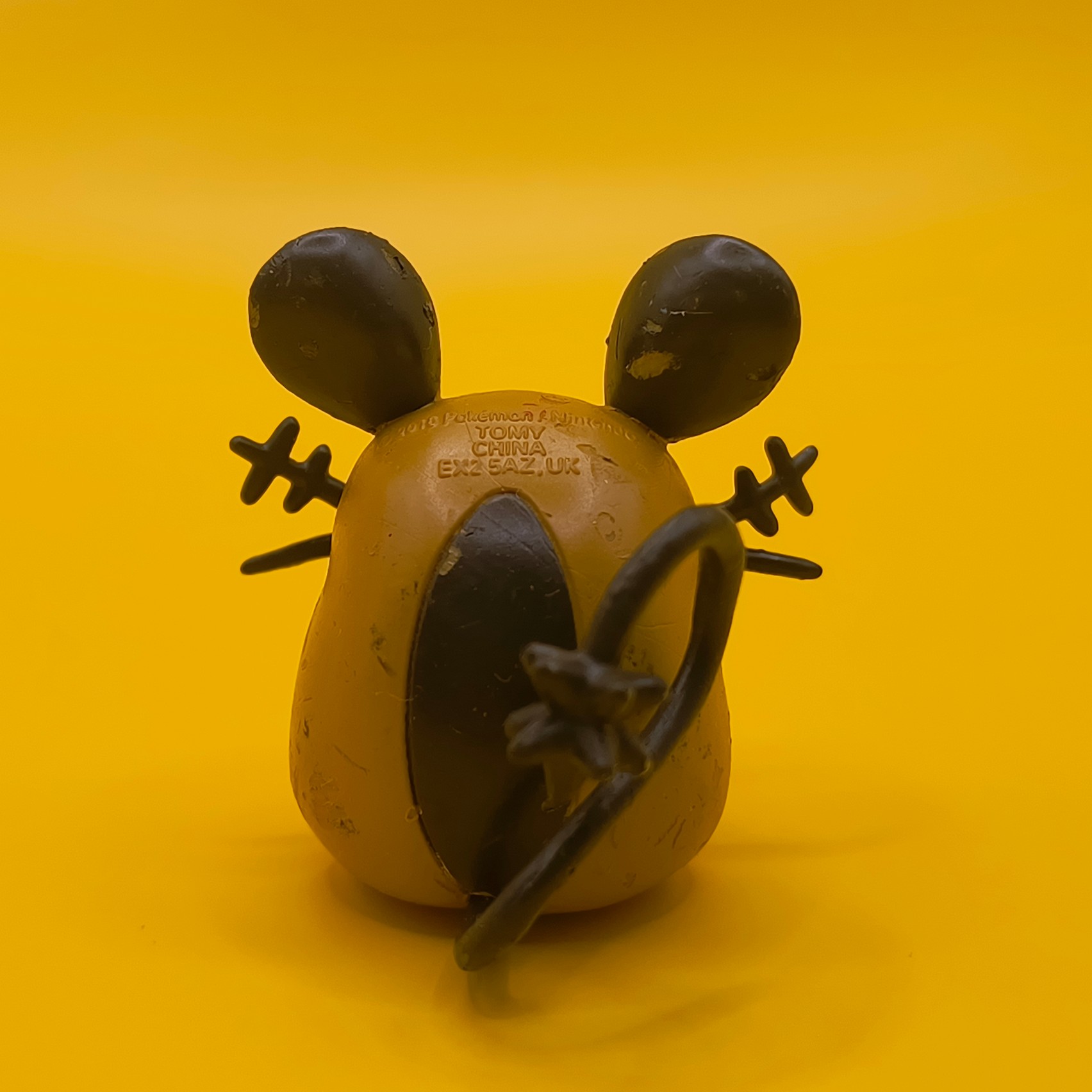 4 cm Dedenne Pokémon-figur fra Tomy (2016) med stempel bag hovedet.