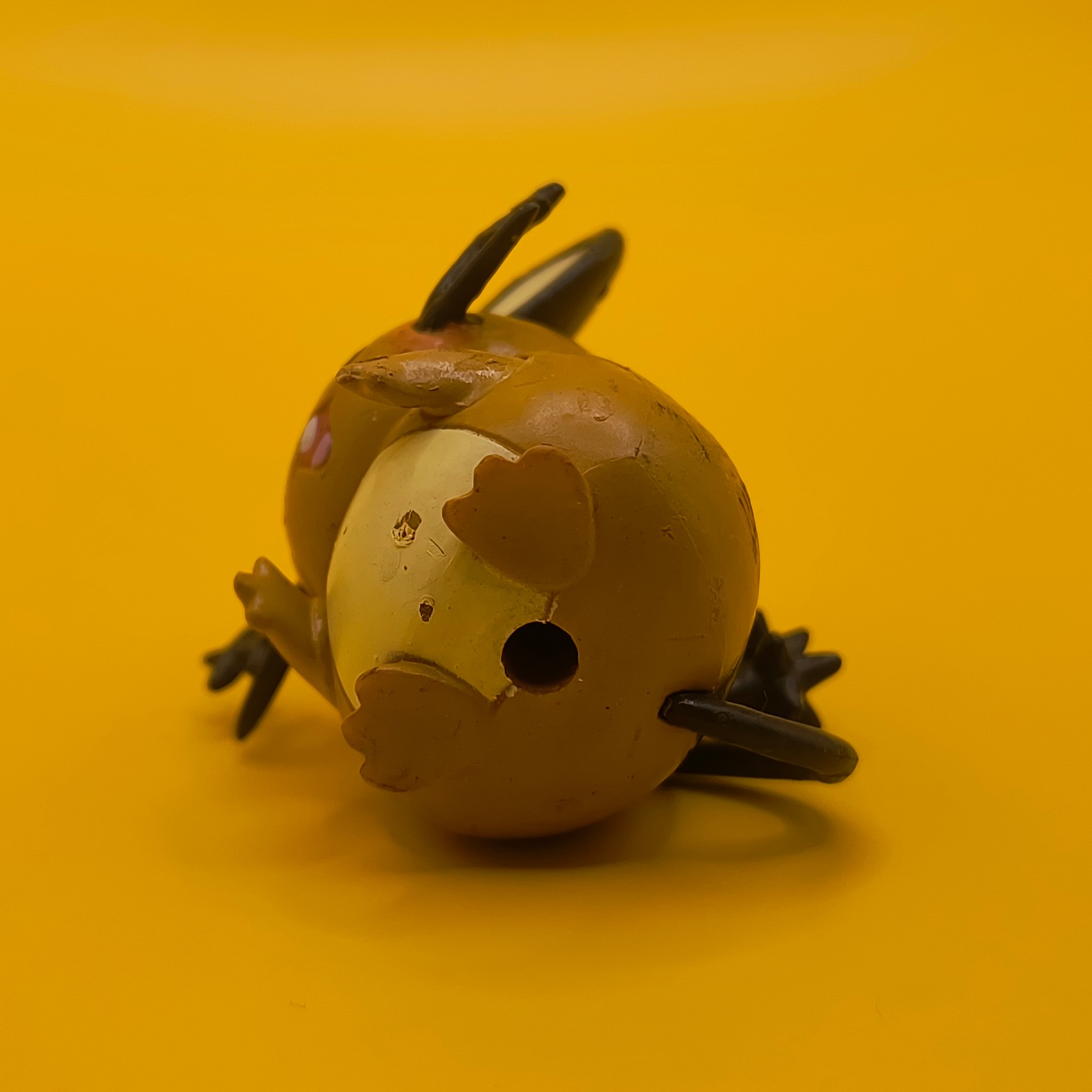 4 cm Dedenne Pokémon-figur fra Tomy (2016) med stempel bag hovedet.