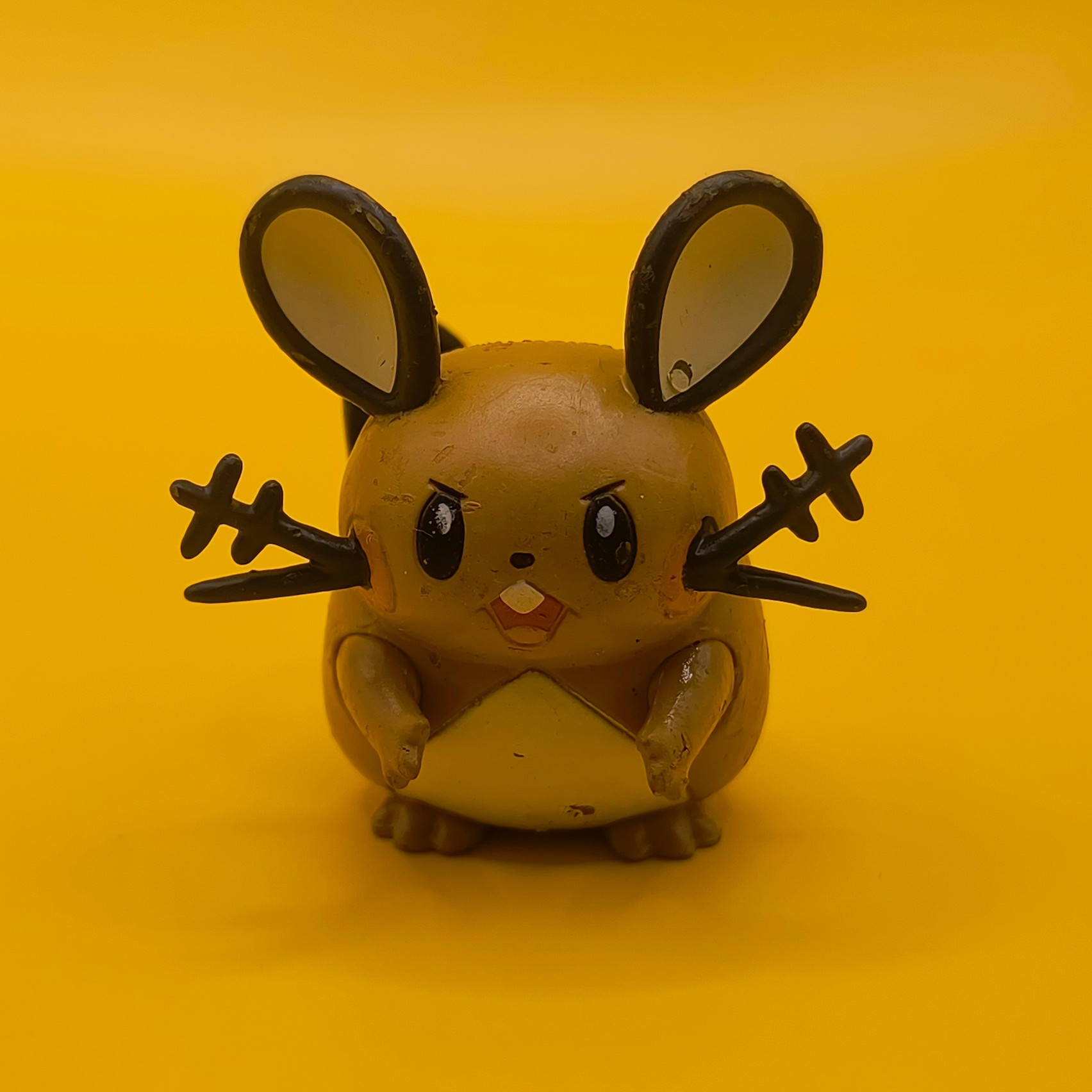 4 cm Dedenne Pokémon-figur fra Tomy (2016) med stempel bag hovedet.