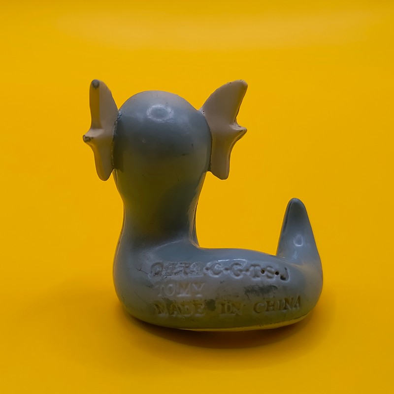 Vintage Pokémon Dratini figur fra Tomy, 3,5 cm høj.