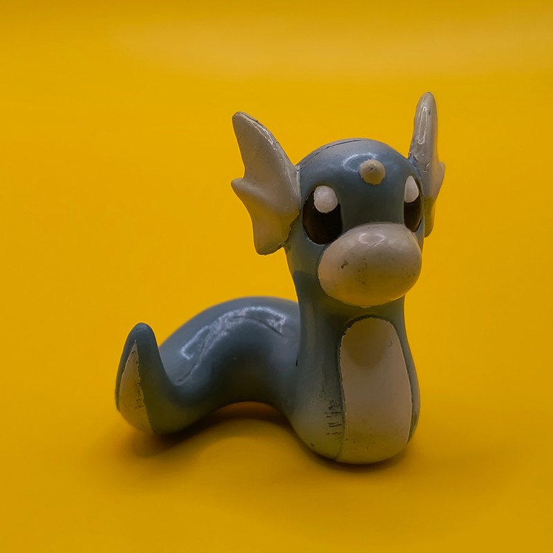 Pokémon Dratini Samlerfigur fra Tomy.
