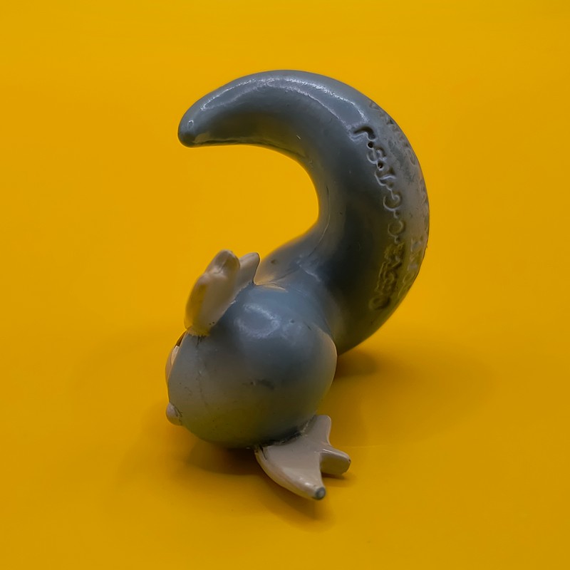 Vintage Pokémon Dratini figur fra Tomy, 3,5 cm høj.