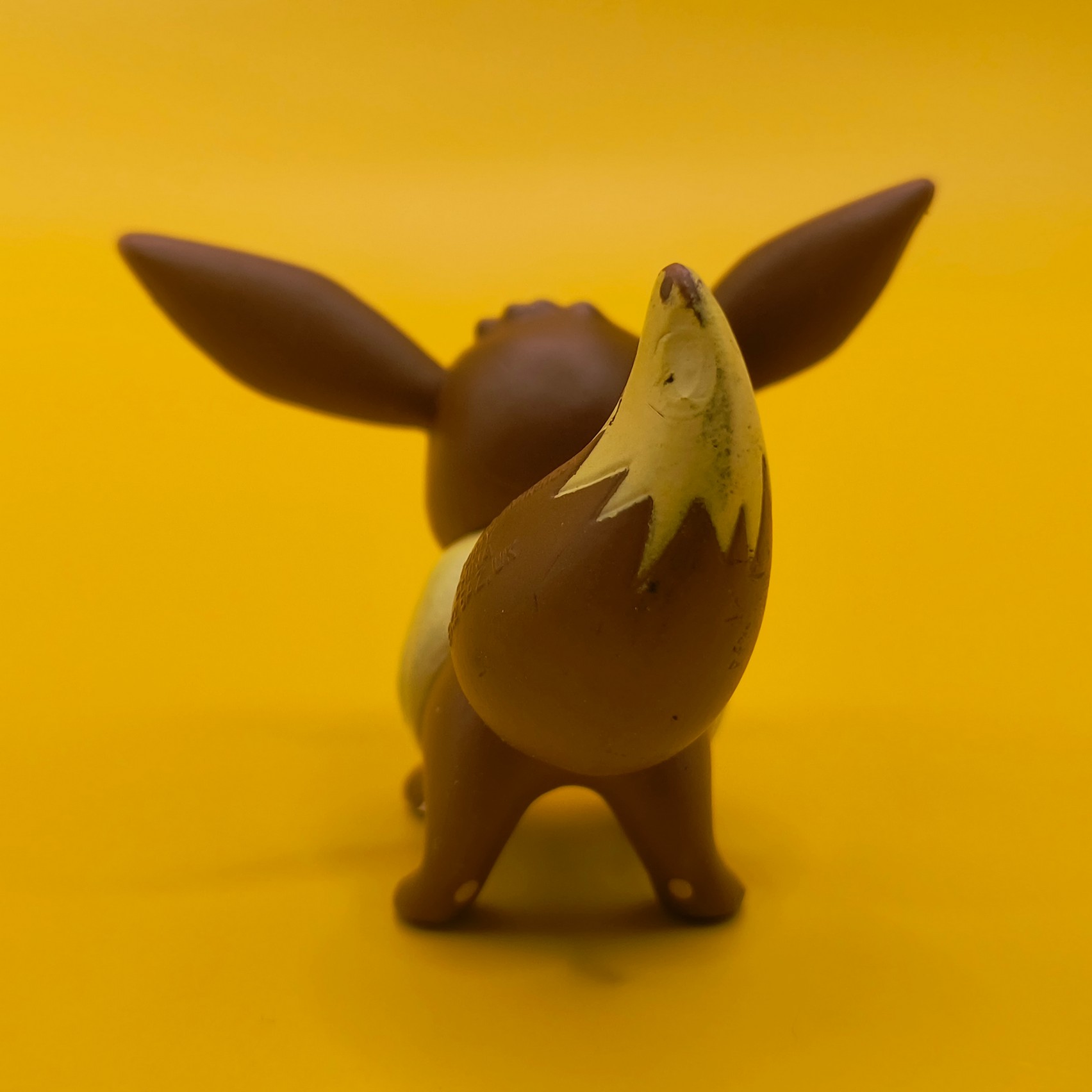 3,5 cm Eevee Pokémon-figur fra Tomy (2016) med stempel på siden af halen.