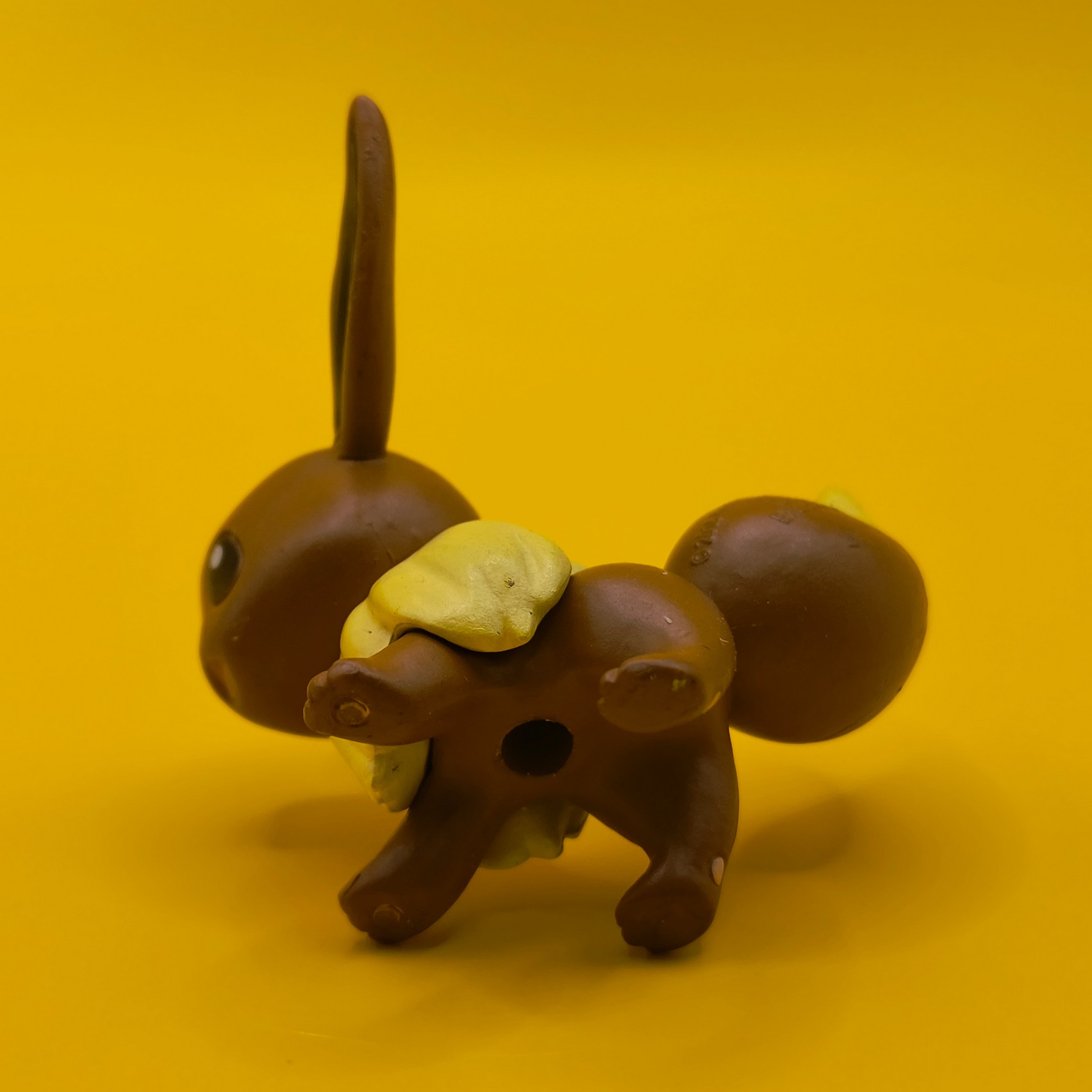 3,5 cm Eevee Pokémon-figur fra Tomy (2016) med stempel på siden af halen.