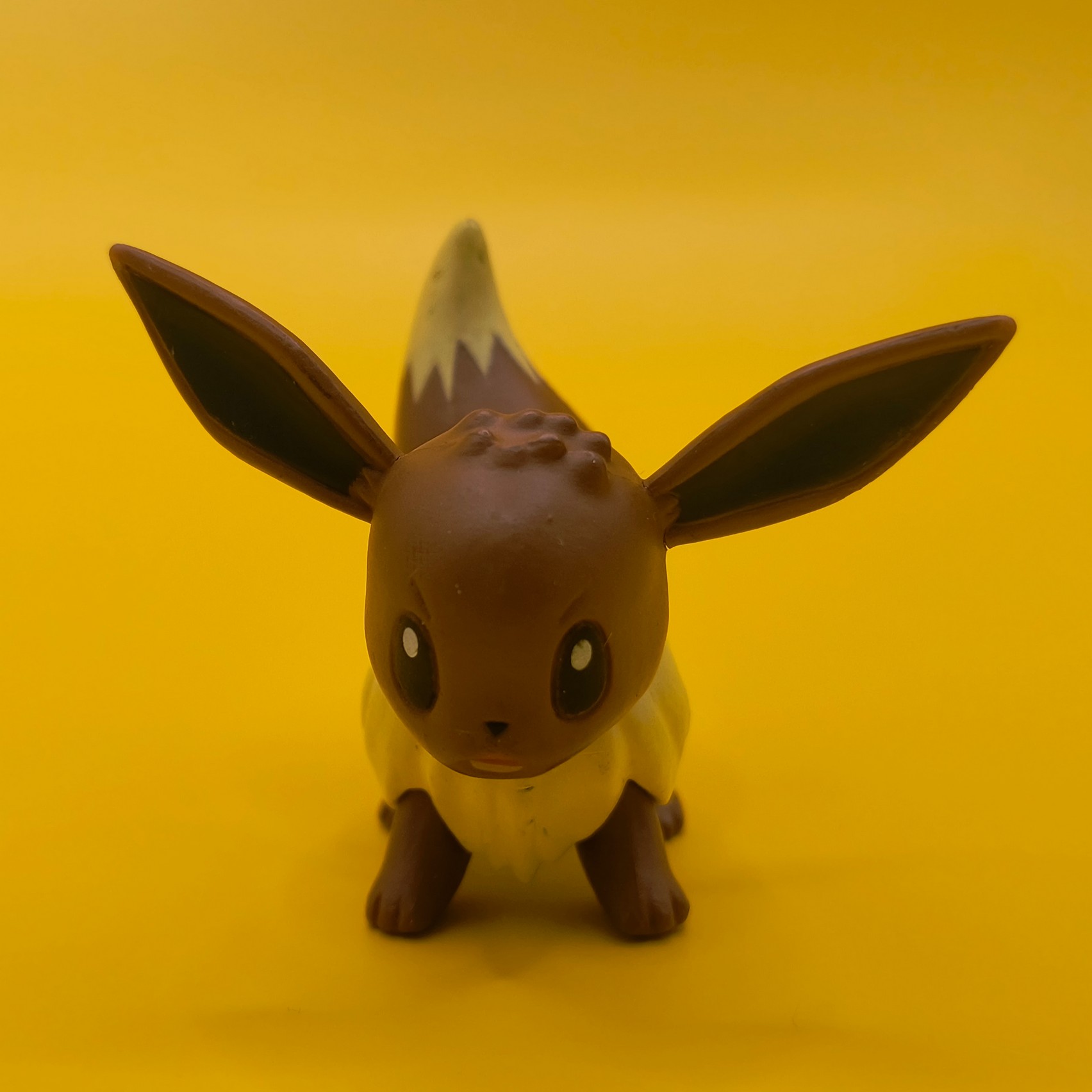 3,5 cm Eevee Pokémon-figur fra Tomy (2016) med stempel på siden af halen.