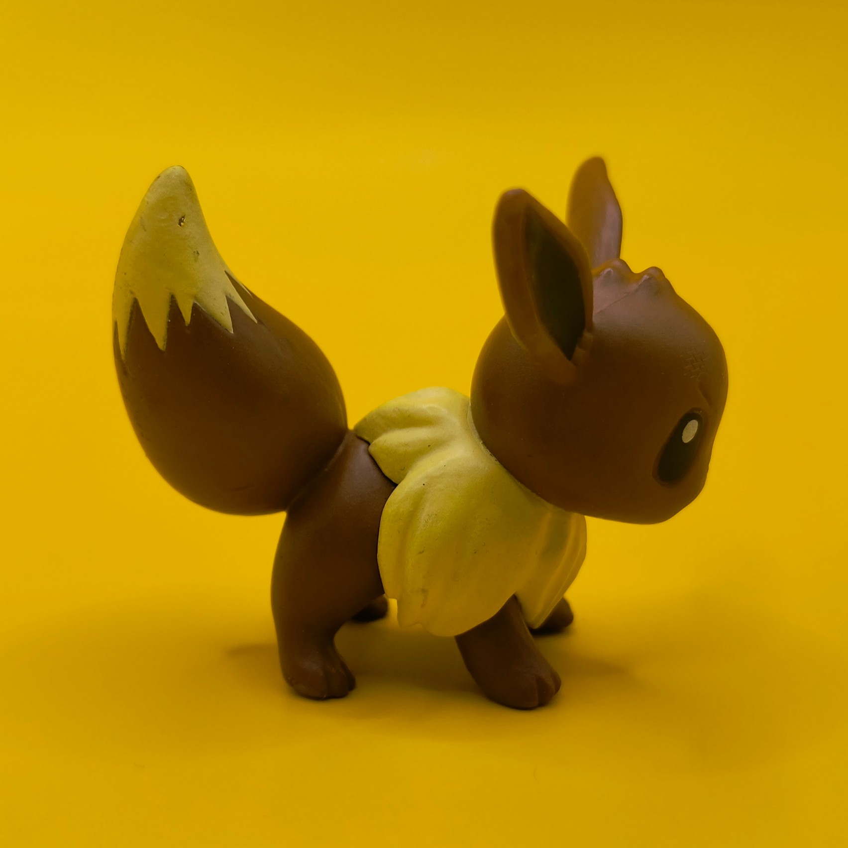 3,5 cm Eevee Pokémon-figur fra Tomy (2016) med stempel på siden af halen.