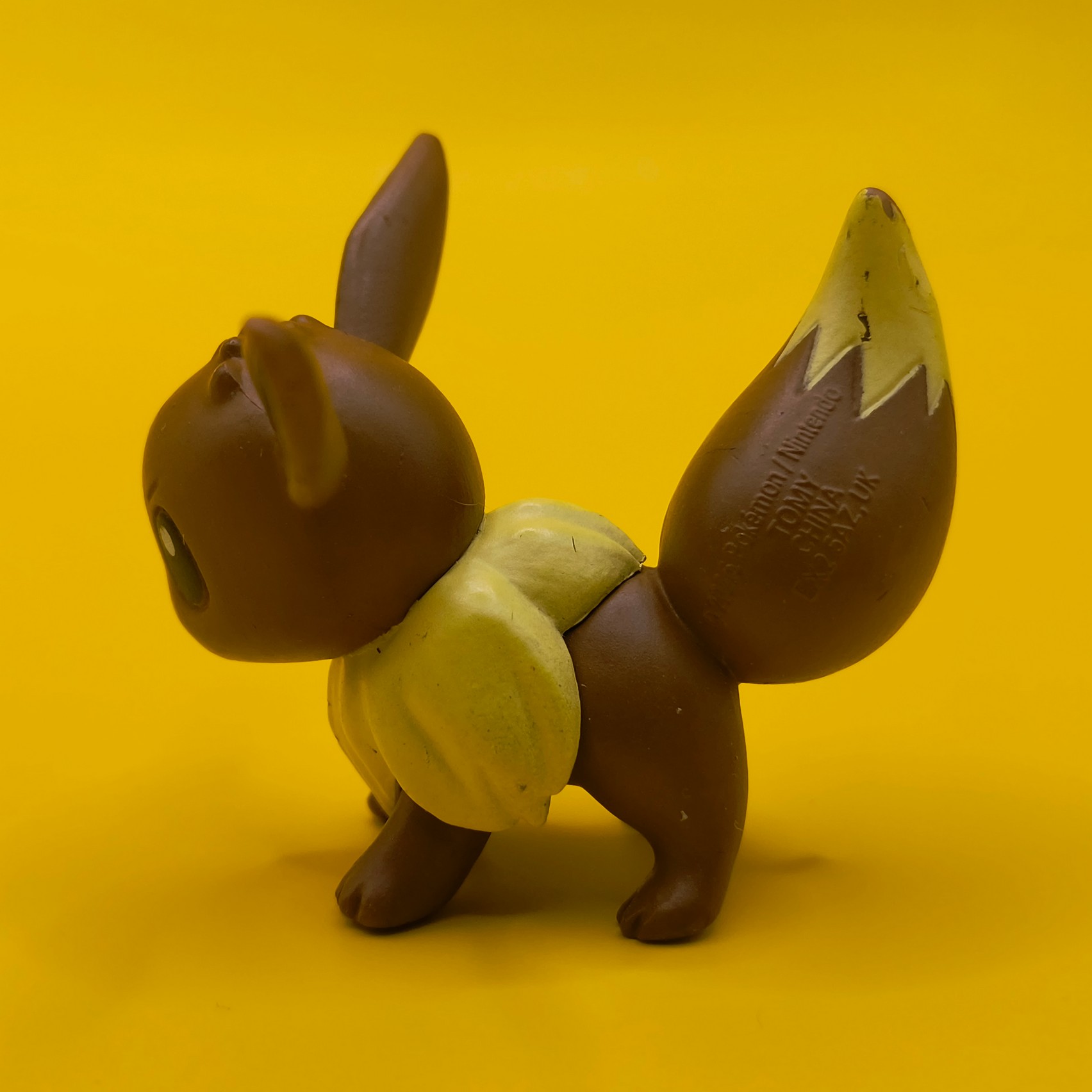 3,5 cm Eevee Pokémon-figur fra Tomy (2016) med stempel på siden af halen.
