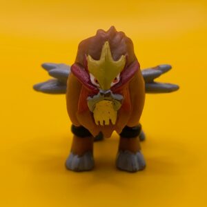 Vintage Entei Pokémon-figur fra 2001 med Nintendo-stempel.