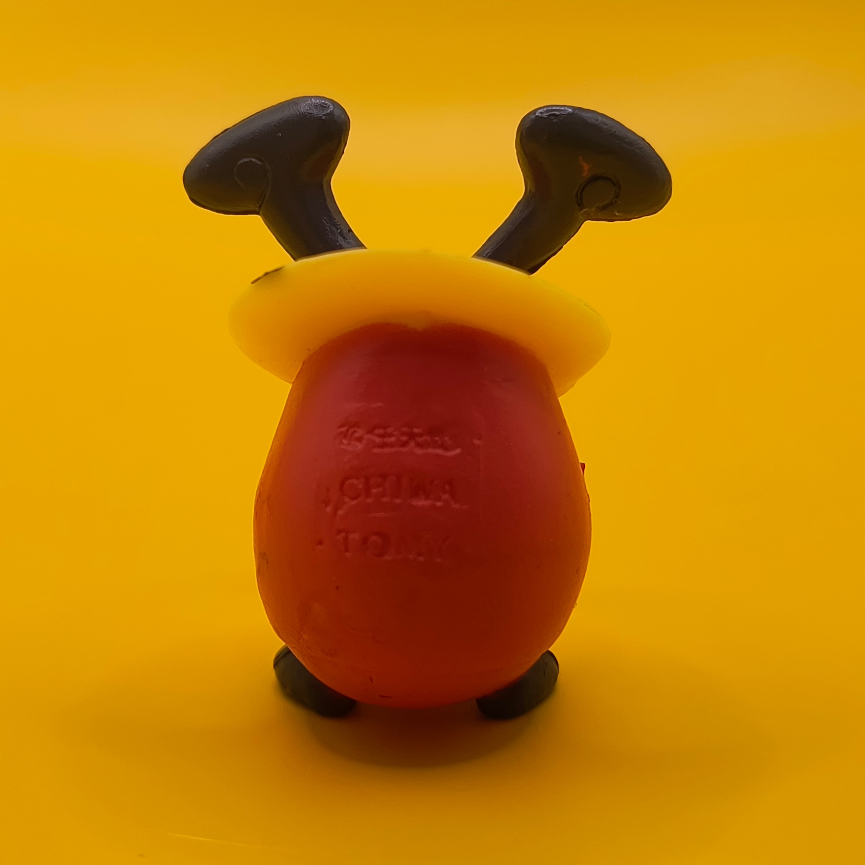 Original 4 cm Kricketot Pokémon-figur fra Tomy med synligt rygstempel.