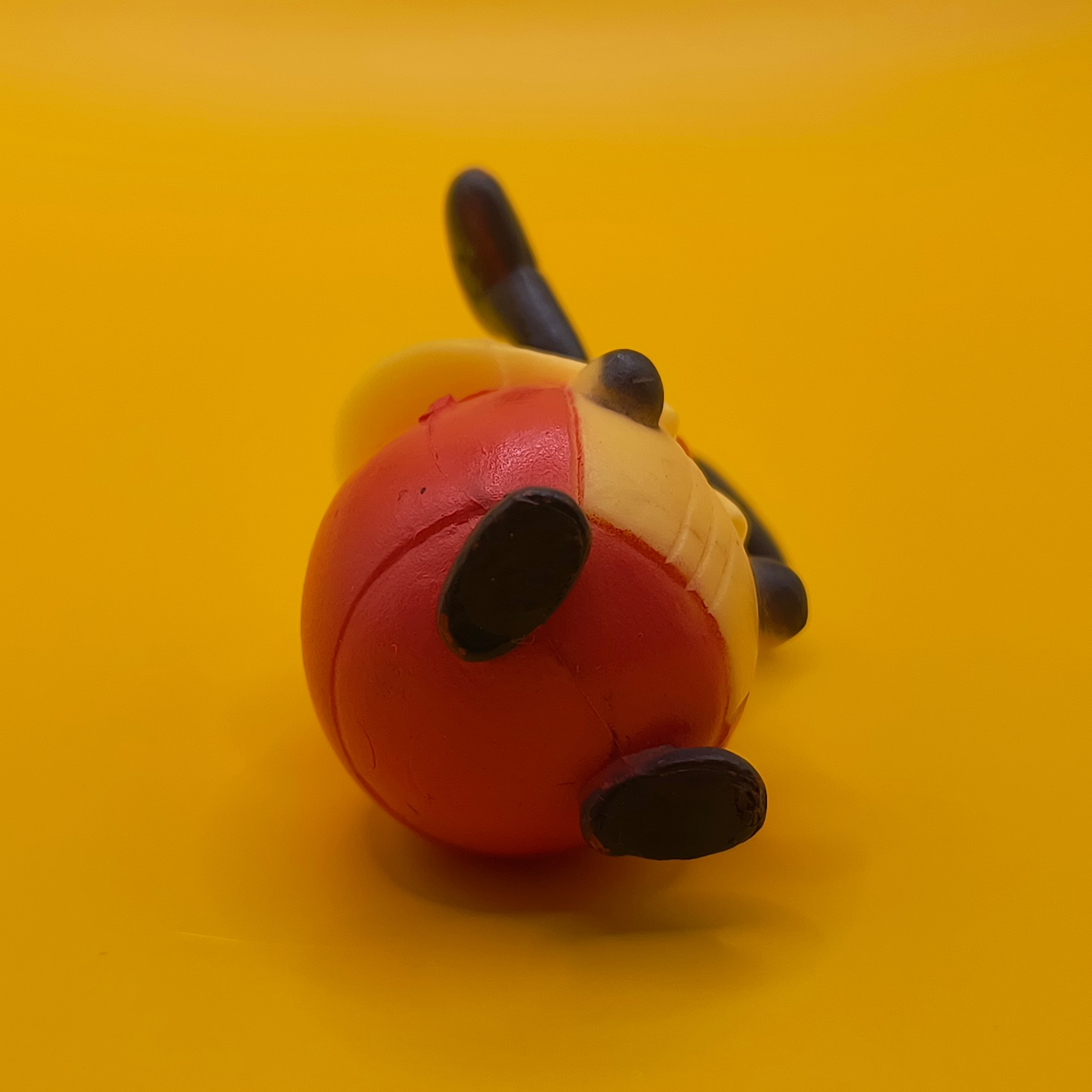 Original 4 cm Kricketot Pokémon-figur fra Tomy med synligt rygstempel.