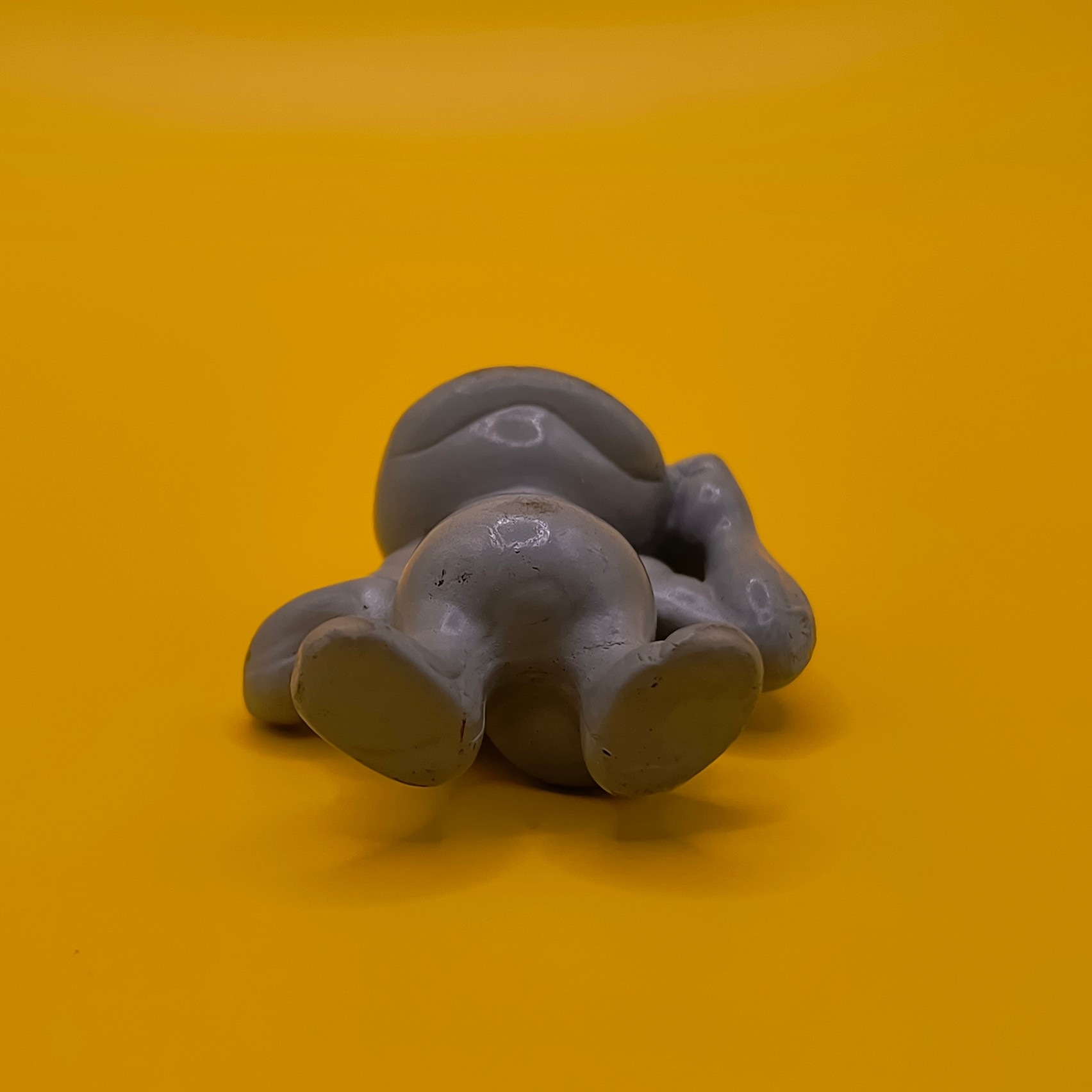 Original 4 cm Machop Pokémon-figur fra Tomy med stempel fra baghovedet til midt ryg.