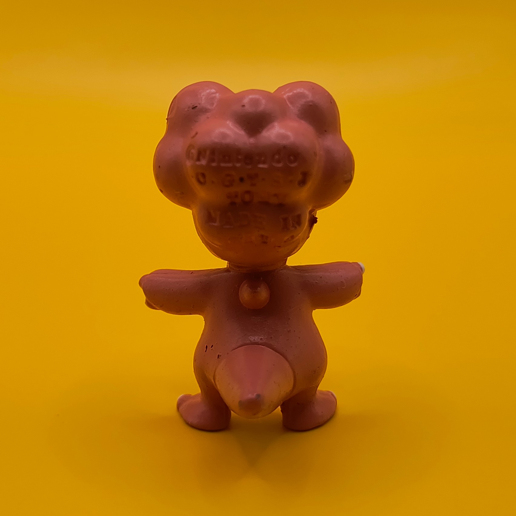 Vintage 4 cm Magby Pokémon-figur fra Tomy med CGTSJ-stempel bag hovedet.