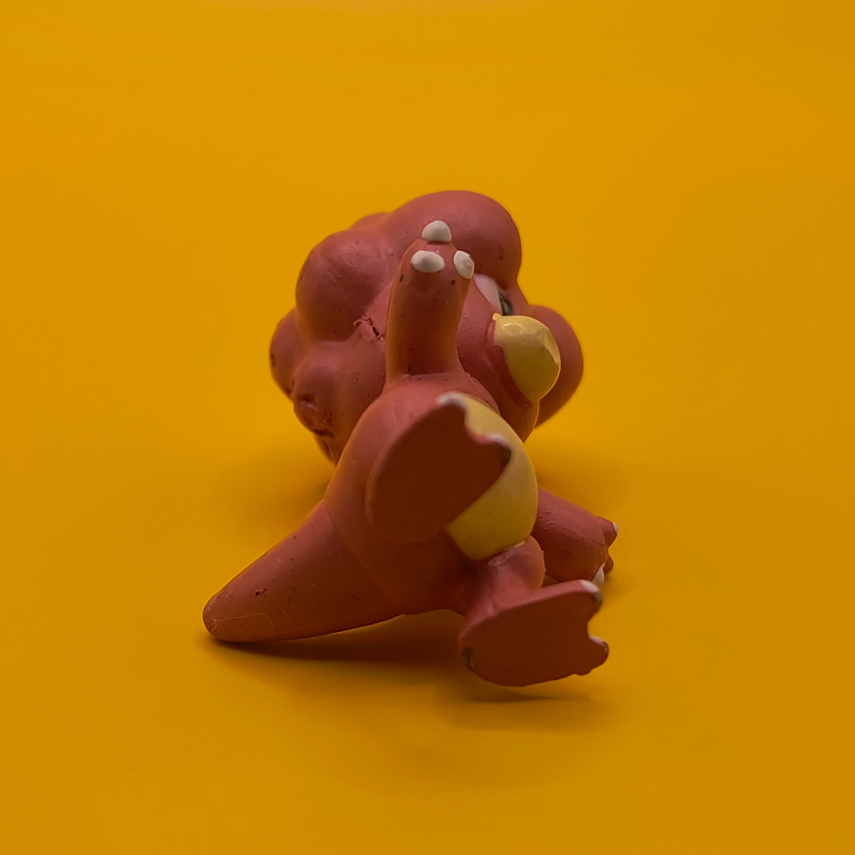 Vintage 4 cm Magby Pokémon-figur fra Tomy med CGTSJ-stempel bag hovedet.