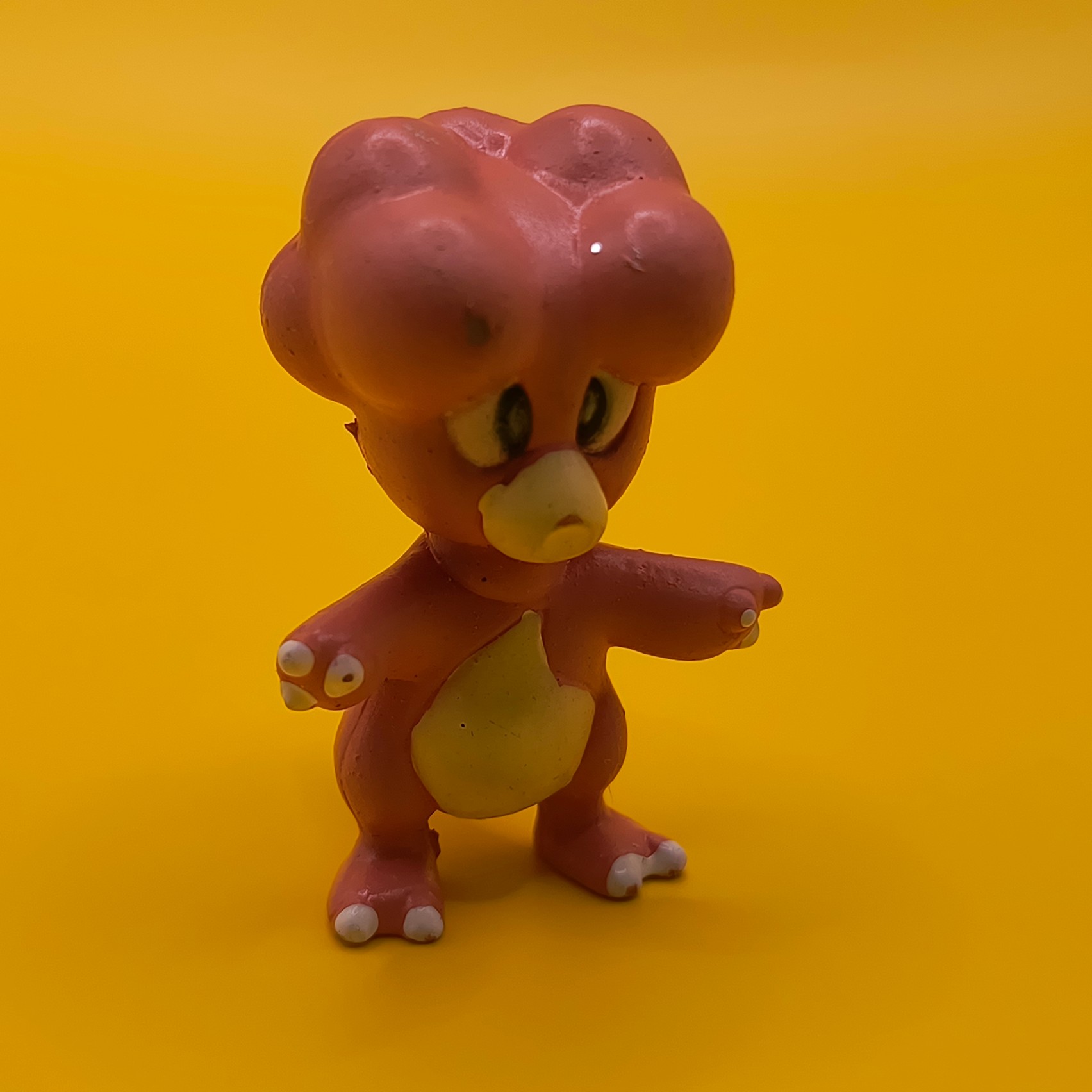 Vintage 4 cm Magby Pokémon-figur fra Tomy med CGTSJ-stempel bag hovedet.