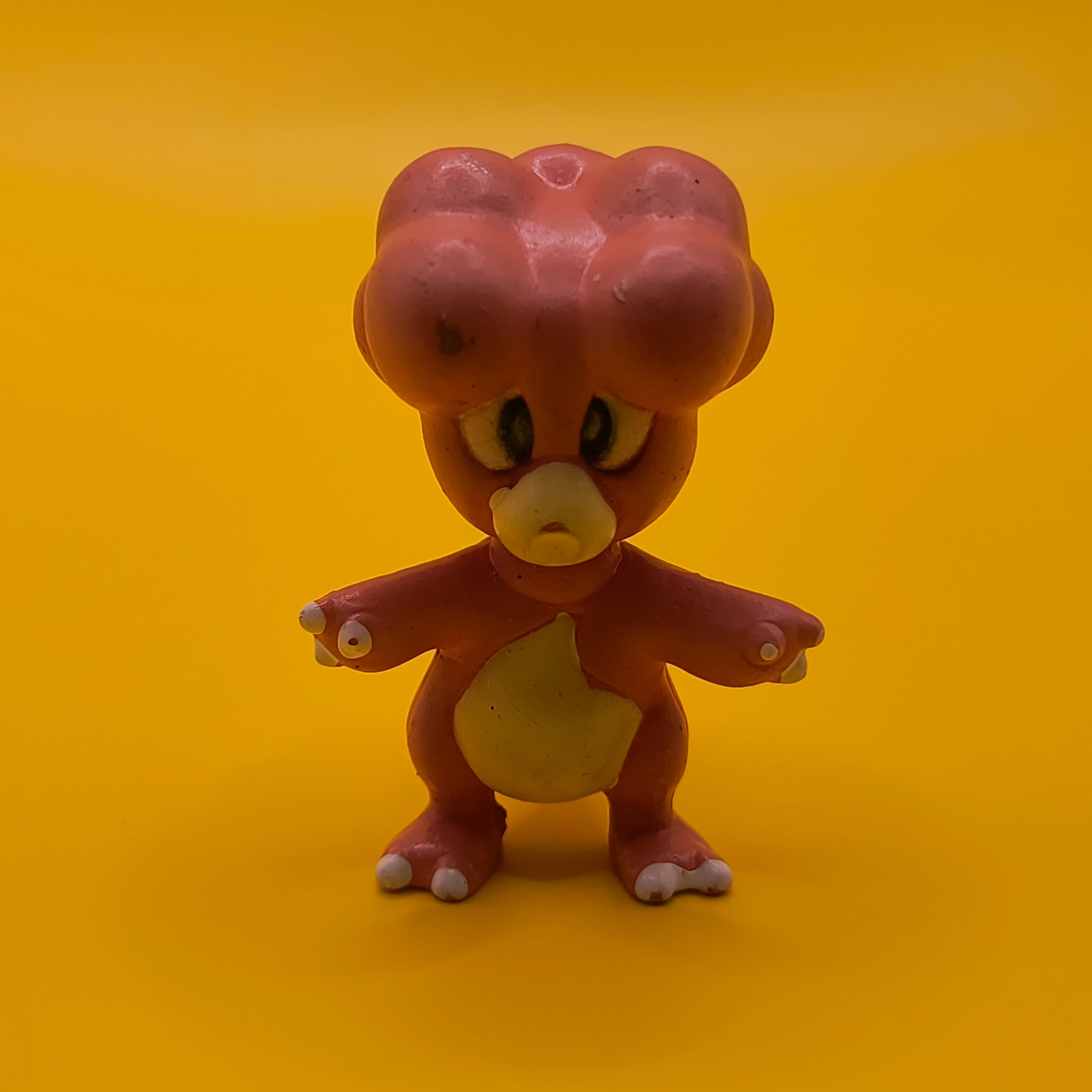 Vintage 4 cm Magby Pokémon-figur fra Tomy med CGTSJ-stempel bag hovedet.