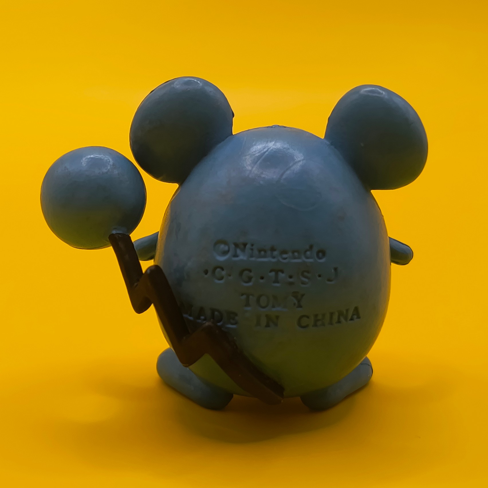 Vintage 4 cm Marill Pokémon-figur fra Tomy med CGTSJ-stempel på ryggen.