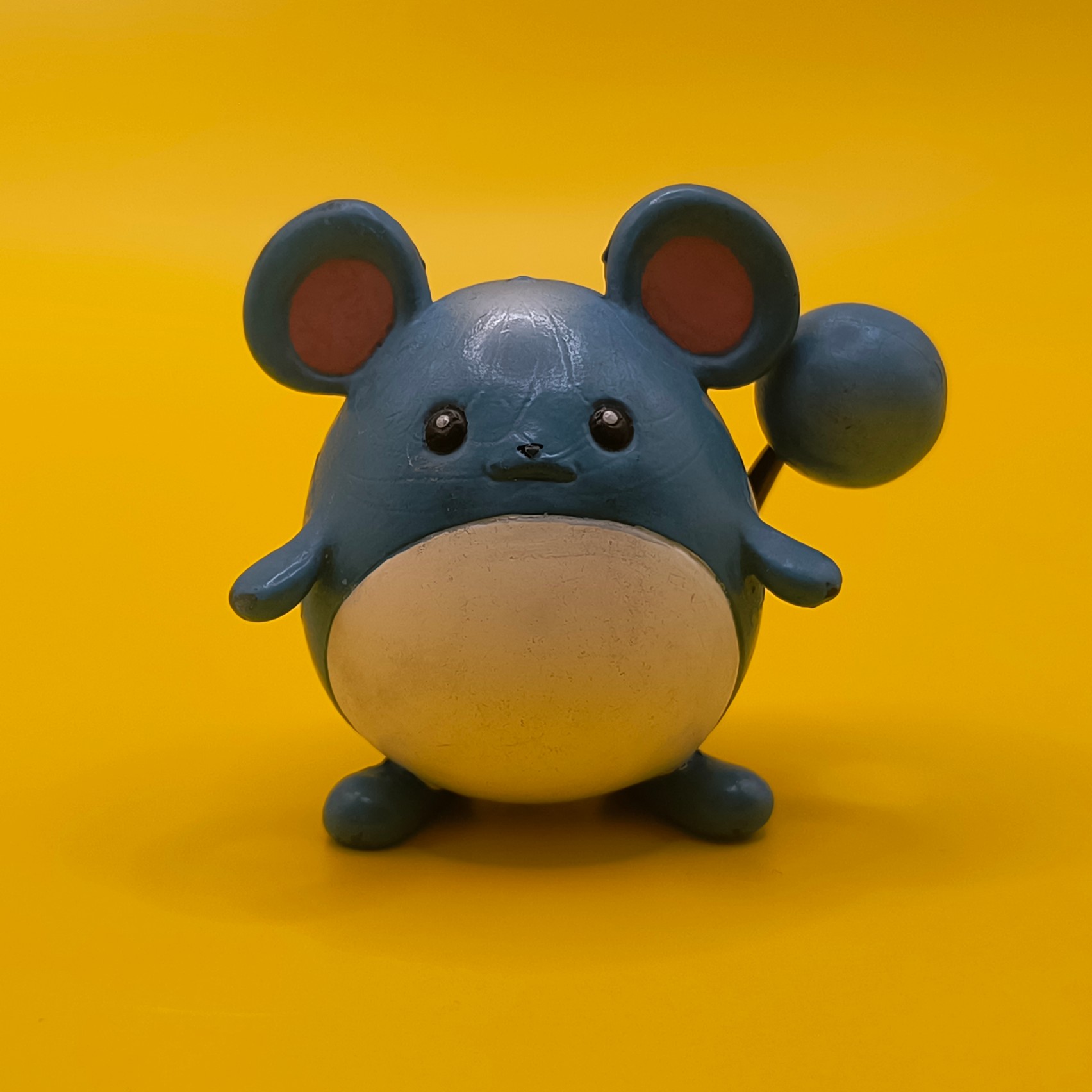 Vintage 4 cm Marill Pokémon-figur fra Tomy med CGTSJ-stempel på ryggen.