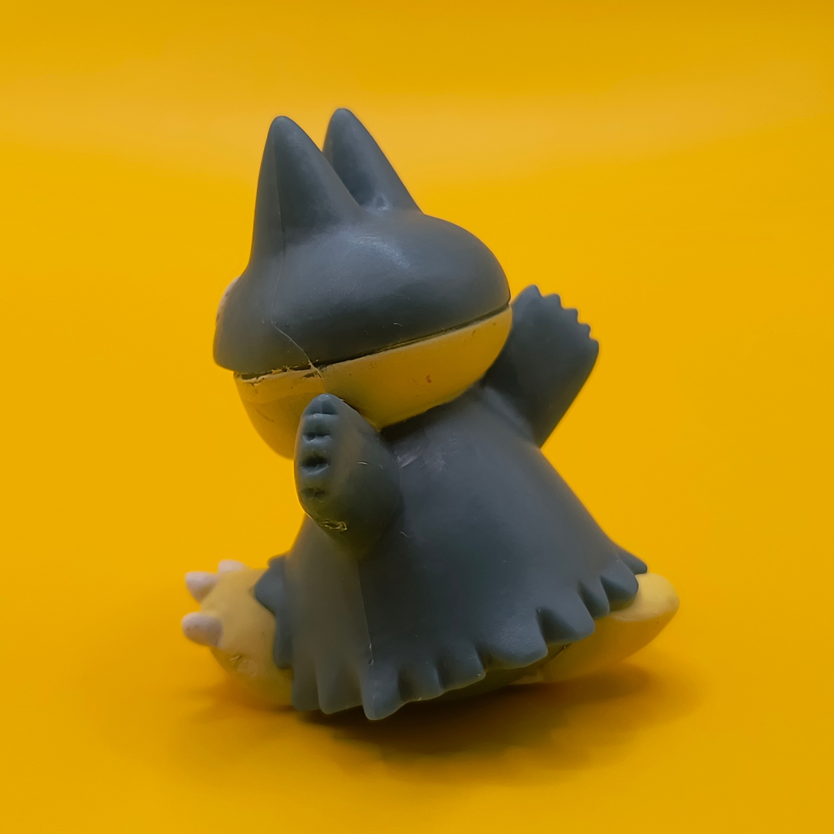 Original Munchlax Pokémon-figur fra 2006 med Nintendo-stempel i bunden.