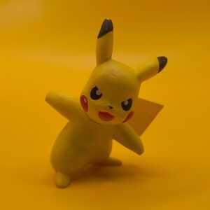 Original 4 cm Pikachu Pokémon-figur fra Tomy med stempel bag på halen.