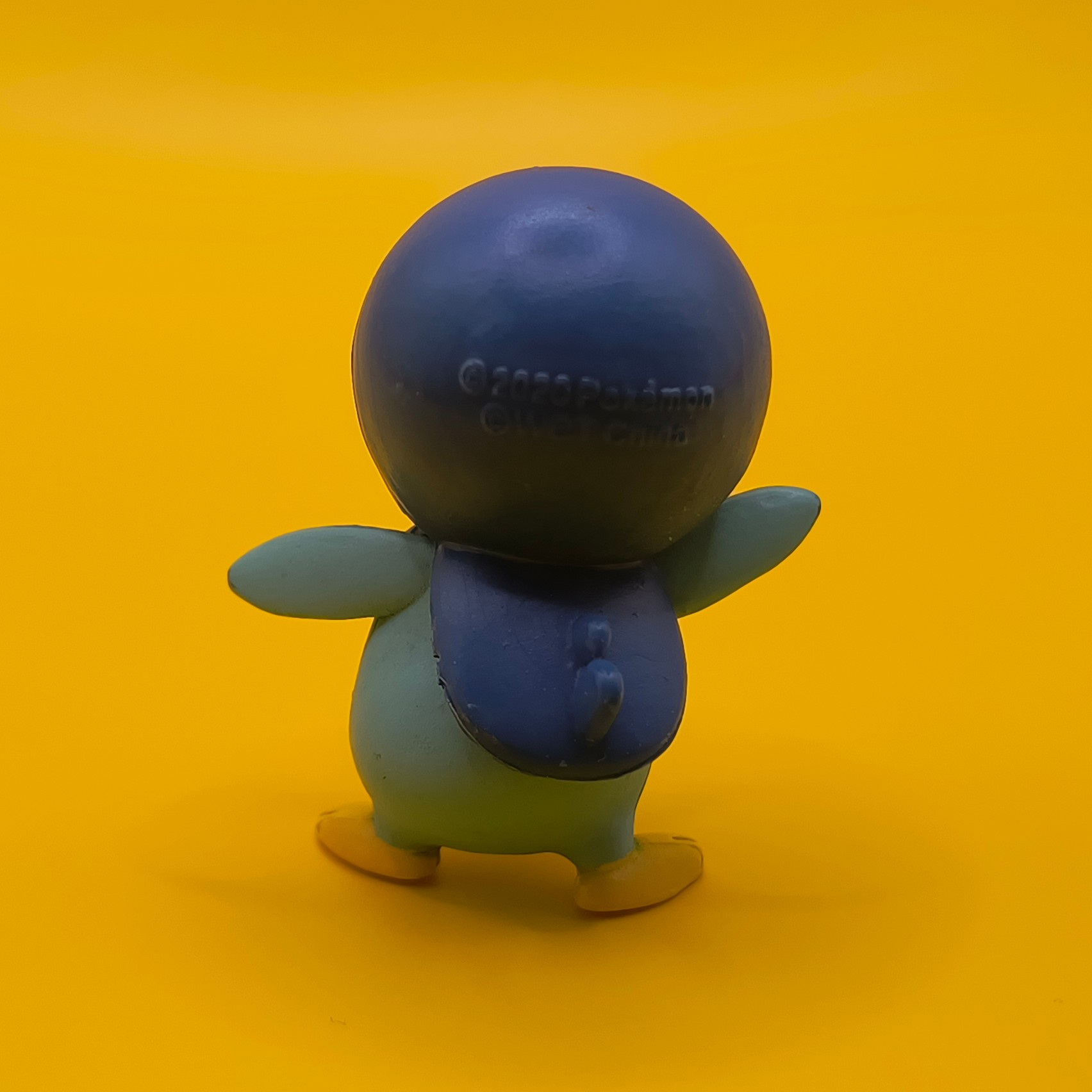 Piplup Pokémon-figur fra WCT (2020) med stempel på baghovedet.