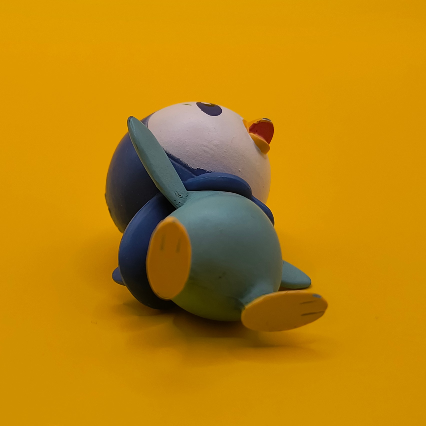 Piplup Pokémon-figur fra WCT (2020) med stempel på baghovedet.