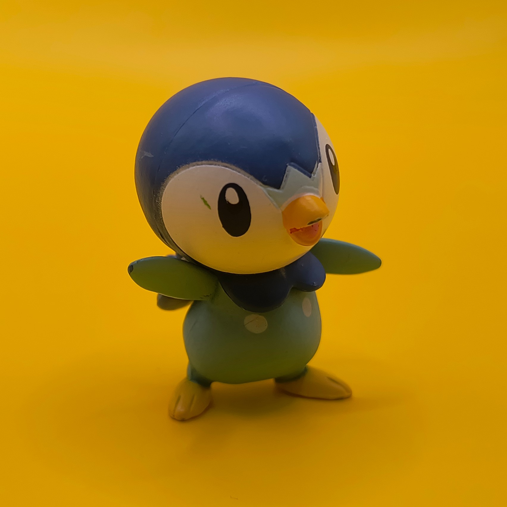 Piplup Pokémon-figur fra WCT (2020) med stempel på baghovedet.