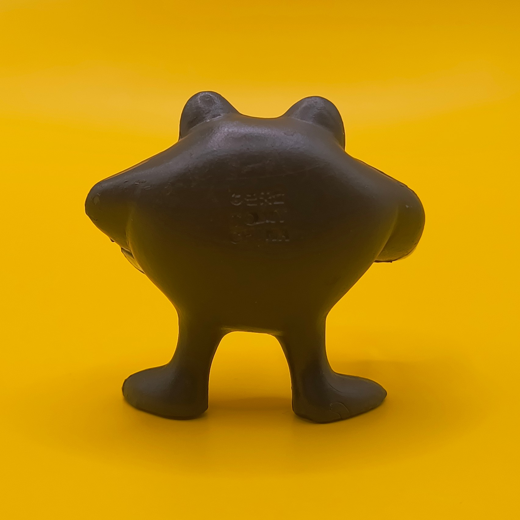 Vintage Poliwrath Pokémon-figur fra Tomy med synligt rygstempel.