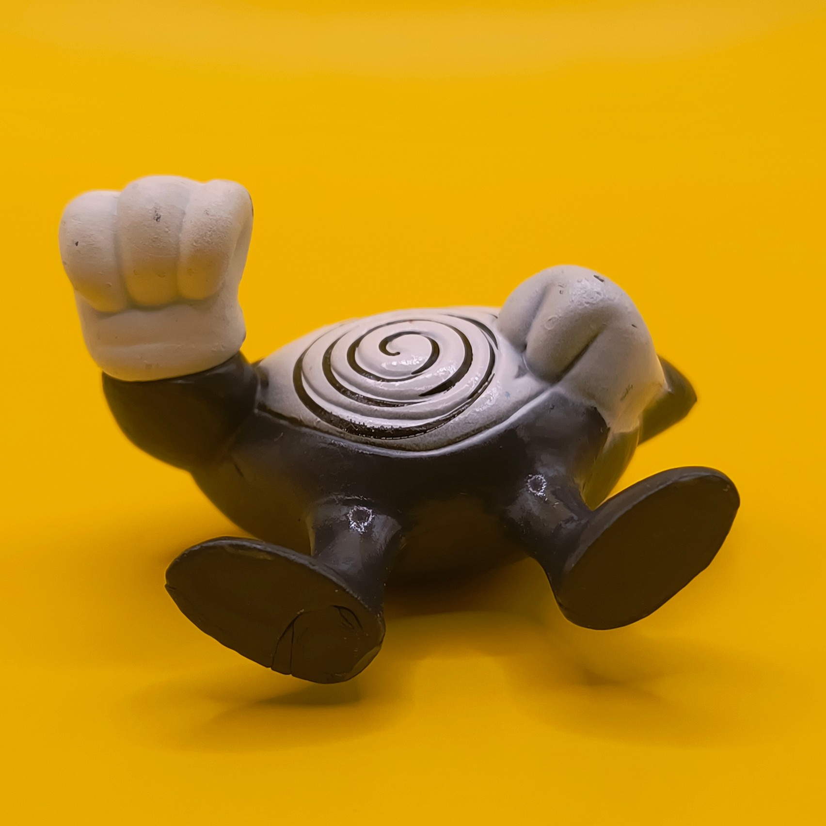 Vintage Poliwrath Pokémon-figur fra Tomy med synligt rygstempel.