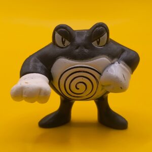 Vintage Poliwrath Pokémon-figur fra Tomy med synligt rygstempel.