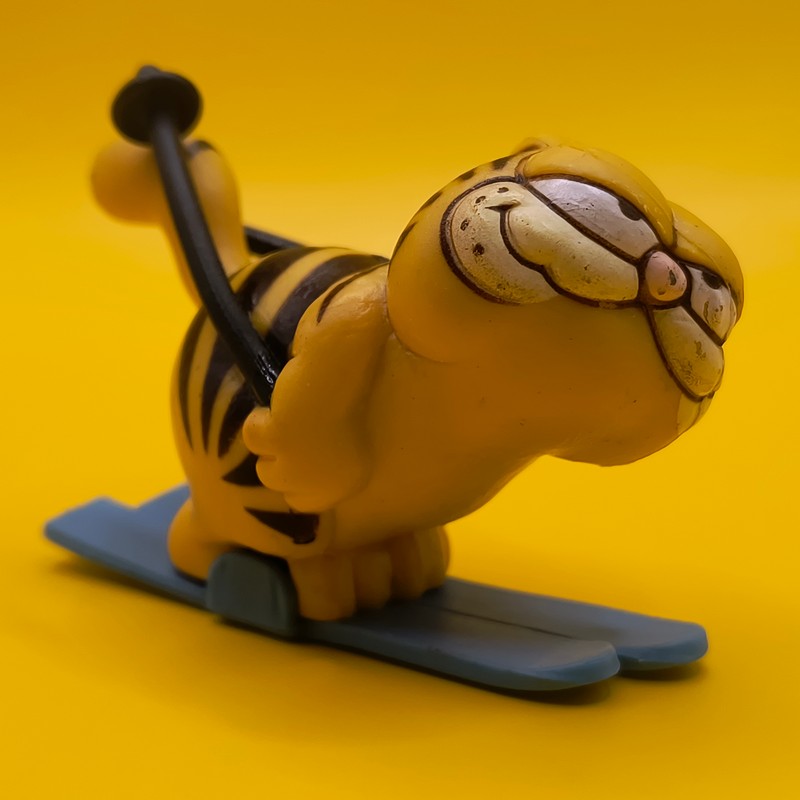 Vintage Garfield PVC-figur på ski fra 1981 i rengjort stand.