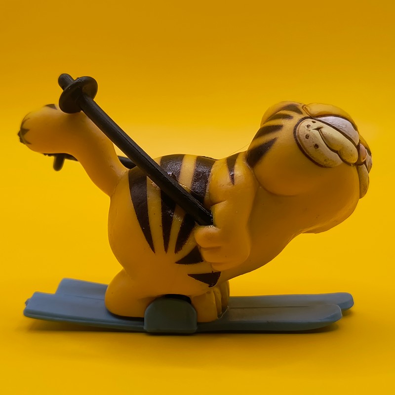 Vintage Garfield PVC-figur på ski fra 1981 i rengjort stand.