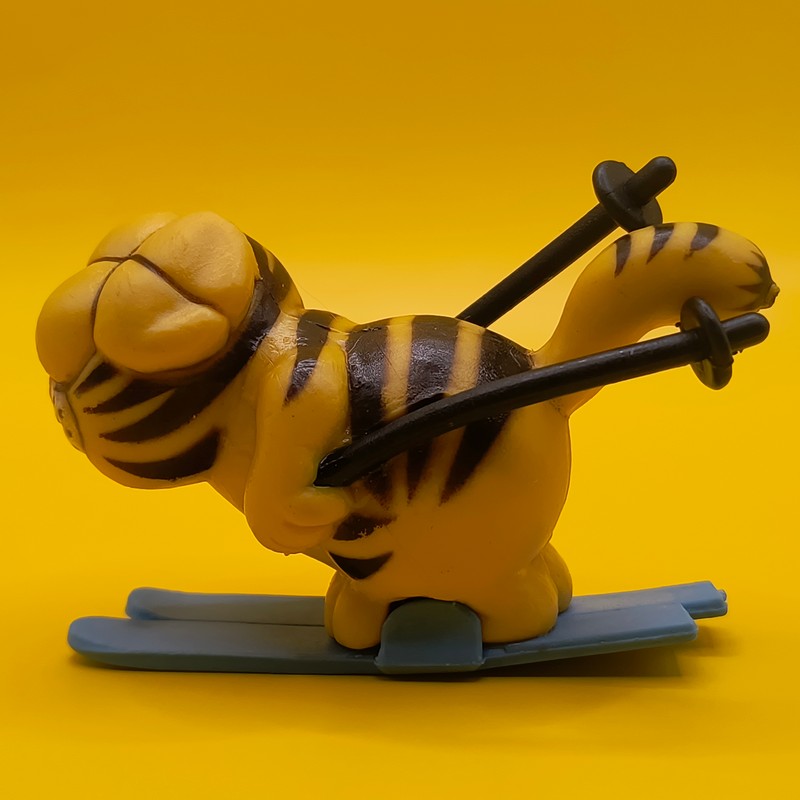 Vintage Garfield PVC-figur på ski fra 1981 i rengjort stand.