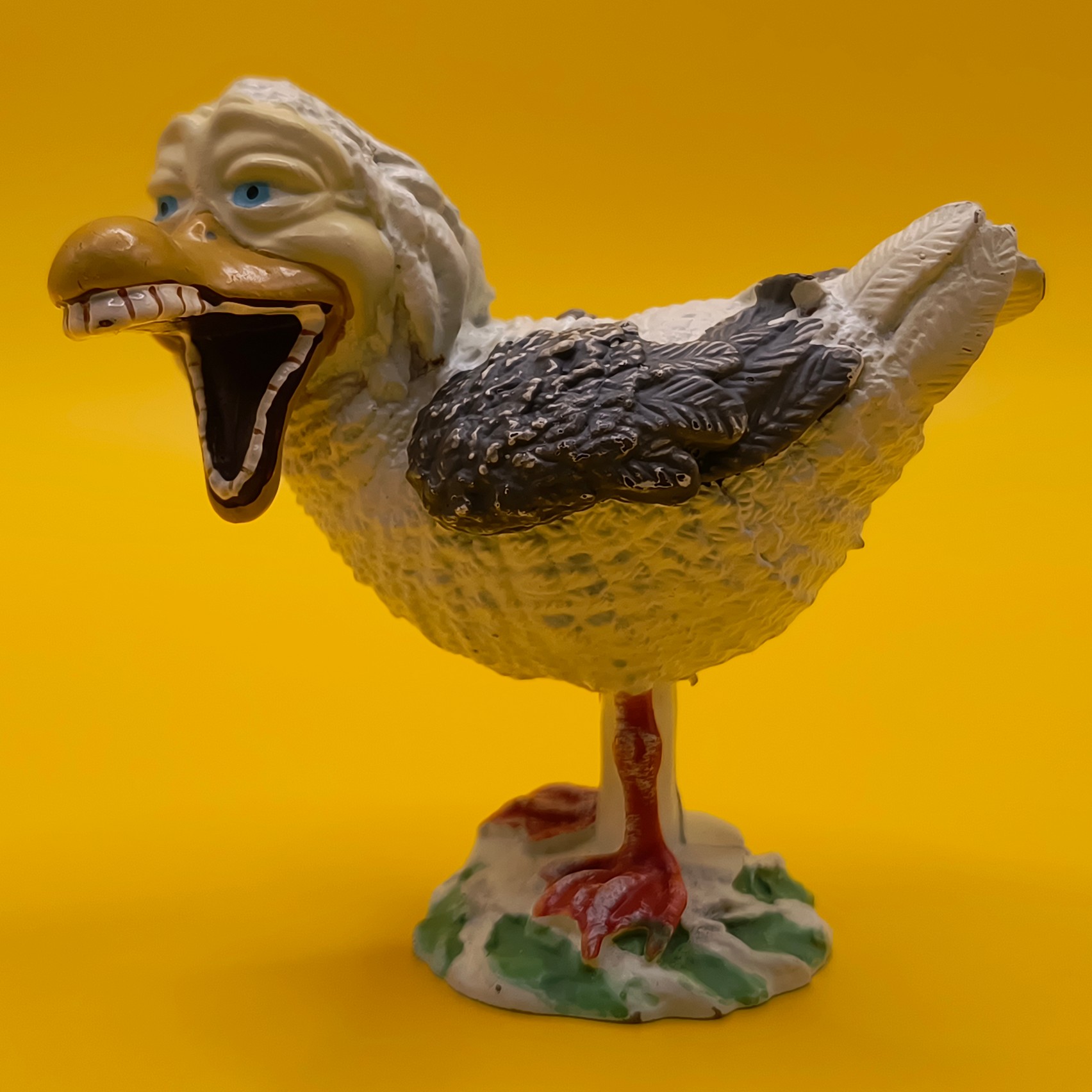 Mågen Bøje samlerfigur set fra højre side i fuld profil på gul baggrund.