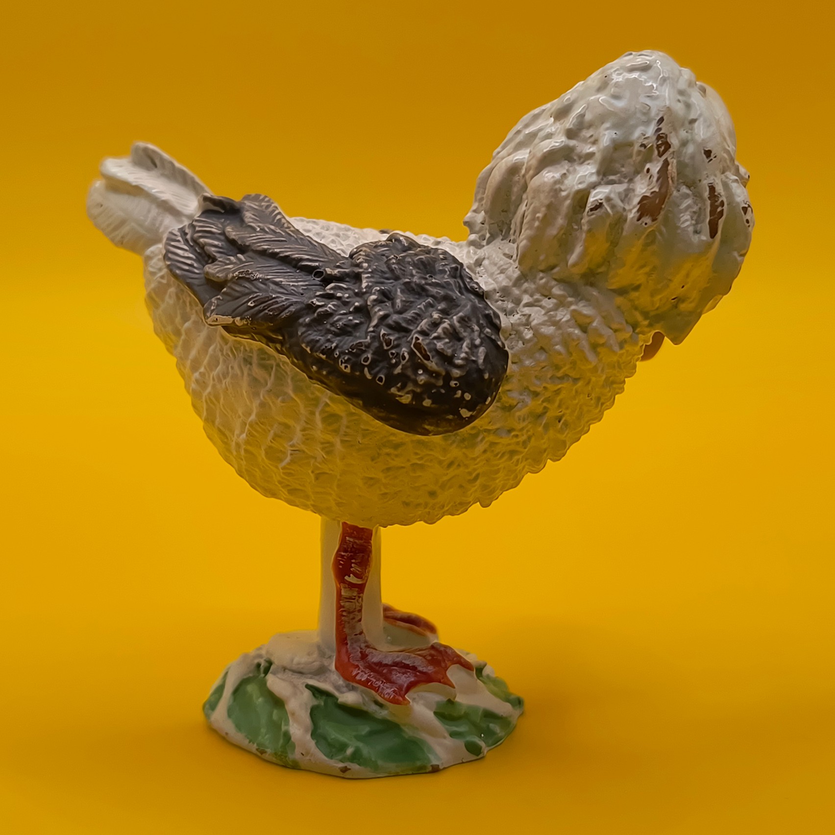 Mågen Bøje samlerfigur set fra venstre side i fuld profil på gul baggrund.