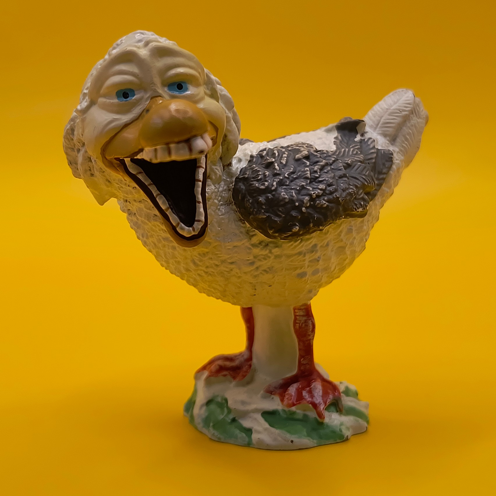 Original Bøje samlerfigur fra Scandlines-reklamerne 1997 set forfra på gul baggrund.